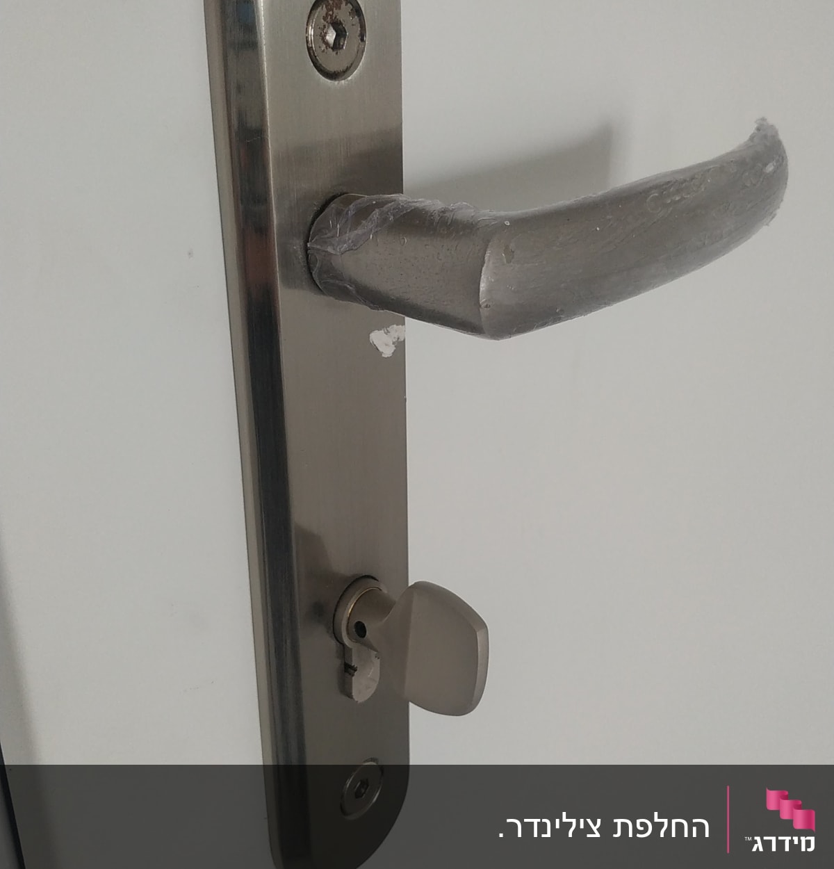 ידית דלת מתכתית עם מנעול ומפתח